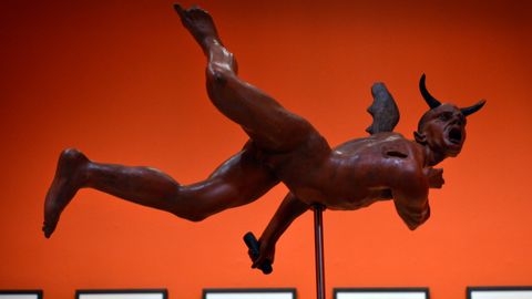 Una de las esculturas que componen la muestra �El diablo, tal vez� sobre el mundo de Brueghel, en el museo de Bellas Artes de Asturias de Oviedo.