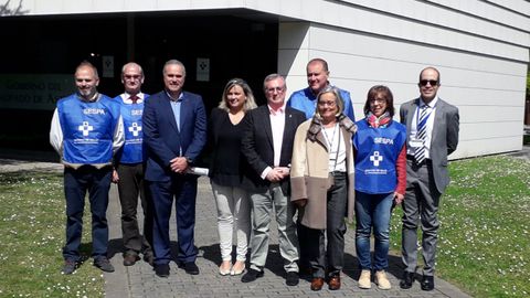 El consejero de Sanidad, Francisco del Busto, con una parte del equipo del Sespa que ha trabajado en la oferta p�blica de empleo