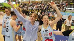 Maria Gea, con Cristina Cantero, celebrando el ascenso del Celta en el 2023.