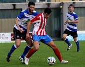 El cercedense Ux�o presionado por el vigu�s Alberto. 