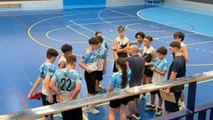 La plantilla cadete del ACB Costa da Morte, durante un tiempo muerto