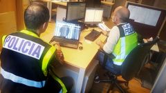 Agentes de la unidad policial contra los delitos informticos en la Comisara de Vigo-Redondela. 