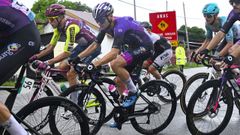 El ciclista de Vilagarca Martn Rey corriendo el Tour de Langkawi 2024 cedido en el Burgos BH.