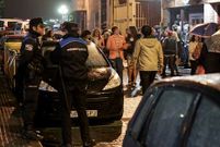 Dos agentes municipales en la calle Pasadizo del Orz�n durante uno de los operativos de control de la movida nocturna.
