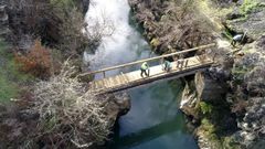 Un momento de la reconstrucci�n del puente de madera sobre el r�o Lor, que qued� terminada en los �ltimos d�as 