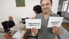 Un vecino muestra las papeletas de dos de las opciones que se votaron en el 2012