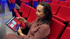 La alcaldesa de Mar&iacute;n, Mar&iacute;a Ramallo, ense&ntilde;a la nueva p&aacute;gina web del Auditorio