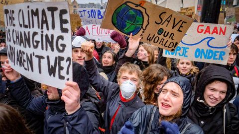 Estudiantes participan en una �Marcha por el Clima� en Bruselas, B�lgica. Al menos 12.500 alumnos de secundaria han faltado a clase para asistir a la marcha ya que seg�n ellos no tiene sentido ir a clase si no hay futuro