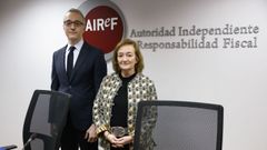 El director de la Divisi�n de An�lisis del Gasto P�blico, Jos� Mar�a Casado, y la presidenta de la AIReF, Cristina Herrero, durante la presentaci�n del informe este mi�rcoles 