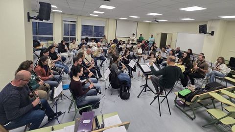 Uno de los ensayos de la Banda de Amigos de Jose Lodeiro, en un aula cedida por el colegio de Touro, de cara al concierto en memoria de Lodeiro.