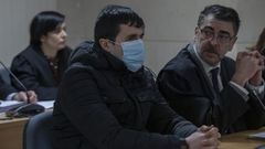 Santiago Cepeda, junto a su abogado, en el juicio que se celebr� en la Audiencia Provincial en Compostela