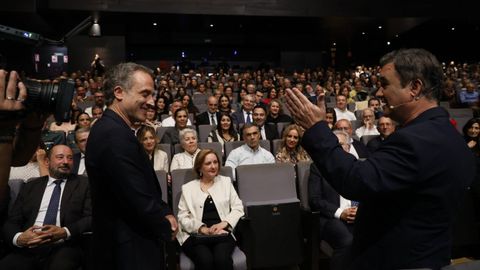 A la derecha el actos Secun de la Rosa, que ejerci de presentador de la gala junto a Luca Rodrguez, habla con uno de los protagonistas de la noche, Daniel Guzmn