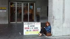 Marta Mar�a Garc�a a las puertas de la Consejer�a de Educaci�n.Marta Mar�a Garc�a a las puertas de la Consejer�a de Educaci�n