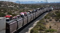 Migrantes, en el tren conocido como La Bestia, cerca de Ciudad Ju�rez.