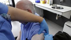 Habr� 900 puntos para vacunarse contra la gripe (en la foto de archivo, en el centro de salud de Viveiro durante la campa�a pasada)
