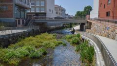 El r�o Anll�ns a su paso por Carballo en el mes de julio, cuando ya ten�a un caudal muy bajo