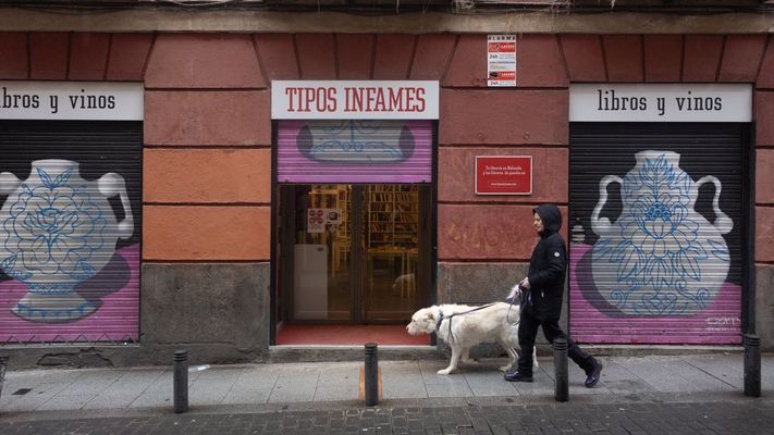 La librer�a Tipos Infames, especializada en narrativa independiente, ha anunciado que cerrar� las puertas de su local de Malasa�a a mediados de febrero v�ctimas de la  gentrificaci�n  tras 15 a�os en activo. 