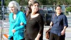 Joan Jara, viuda del artista, acompa�ada de una de sus hijas