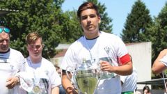 Perol, con el brazalete de capit�n con el �ltimo t�tulo de liga logrado con el equipo juvenil