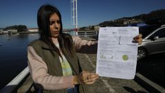 Natalia L�pez muestra la factura de la luz que le lleg� este mes 