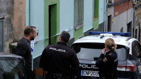 Agentes de la Polic�a Nacional hablan con un vecino de la localidad de La Felguera, donde se han hallado restos humanos en bolsas.