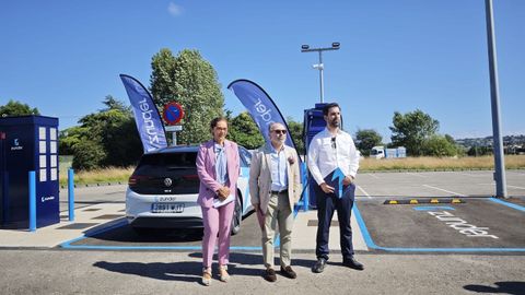 In�s Pe�uelas, vicerrectora de Sostenibilidad y Digitalizaci�n; Ignacio Villaverde, rector de la Universidad de Oviedo, y Jos� Mar�a Sanz, responsable del departamento de Proyectos de Zunder.