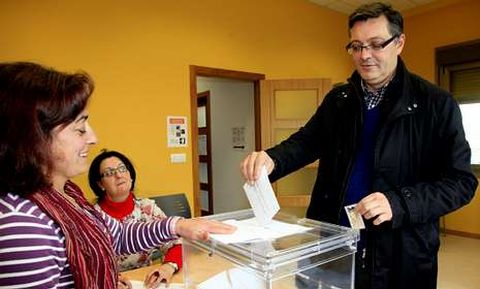 Manuel Muio, alcalde de Zas, introduce su papeleta en la urna el da de las elecciones.