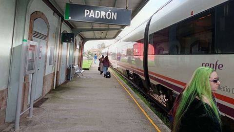 Viajeros, en el andén de la estación de Padrón, línea en la que Renfe reanudó los servicios ferroviarios con Santiago después de 17 cerrados