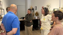 La portavoz del PP de Betanzos, Cecilia V�zquez, en el centro, con otros miembros de su grupo hablando con comerciantes.