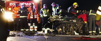 El coche del fallecido -en la imagen- qued� destrozado, lo mismo que el de los dos j�venes que est�n ingresados en el Dom�nguez. 