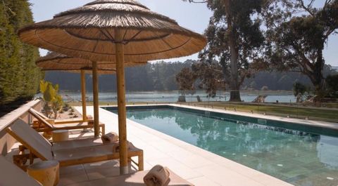 En el Malates Slow la piscina exterior se encuentra al pie de la r�a de Foz