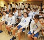 Moncho Fern�ndez, entre ni�os del Campus de Nadal. 