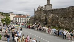 Procesi�n del d�a grande de la Virxe do Portal en Ribadavia, con el Castelo dos Sarmiento al fondo.