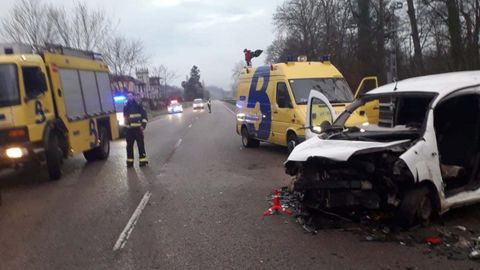 Los bomberos en el lugar del accidente.