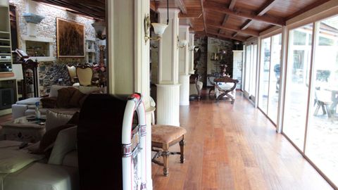 El sal�n principal se comunica con la terraza a trav�s de un gran ventanal