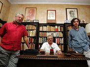 Tres fillos de �lvarez Bl�zquez no seu despacho, que estar� presente na exposici�n. 