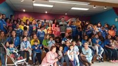 Jonathan Vila y Varela posan junto a los nios del Centro de Educacin Especial de Latores