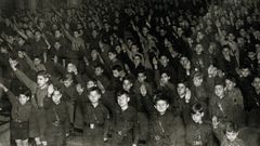 Ni�os vigueses haciendo el saludo fascista en 1939.