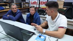 Ra�l Facal, uno de los alumnos que participan en la iniciativa, con Leonor Manteiga y su marido, que portar� el dispositivo