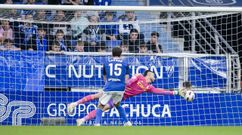 Momento en el que Leo Rom�n realiza la parada al cabezazo de Arana