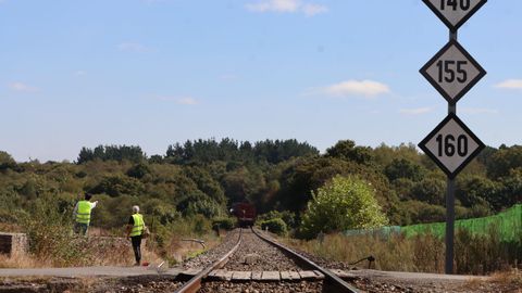 El paso a nivel sin barrera de Rbade en el que muri un vecino de Outeiro de Rei. Al fondo, el tren que lo atropell.