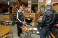 Adolfo Rego (izquierda), de Cafeter�a El Valle, junto con un operario que arregl� la tragaperras. 