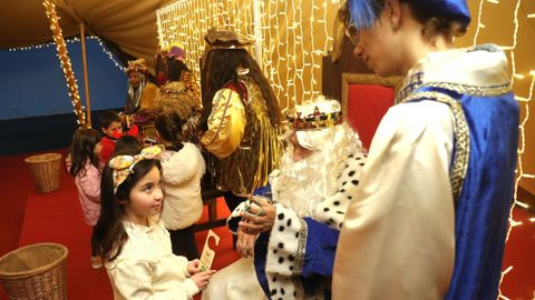 Los Reyes Magos adelantaron su llegada a Ames. Desde ayer reciben a los nios en O Milladoiro y Bertamirns