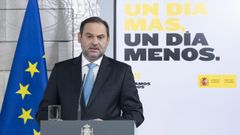 El ministro de Transportes, Jos� Luis �balos, en una rueda de prensa en la Moncloa