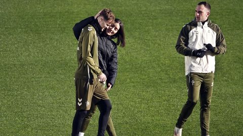 Williot Swedberg, Laura Centoira y David Areal, en el inicio del entrenamiento de ayer.