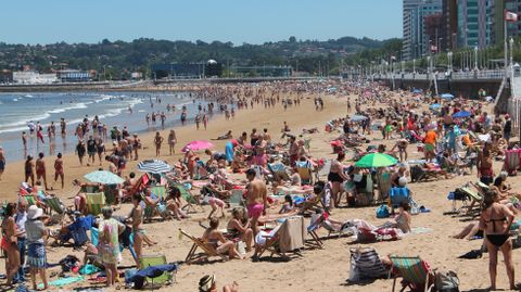 La playa de San Lorenzo de Gij�n, a primera hora de la tarde