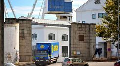 Los recortes laborales en la empresa de de vigilancia y seguridad del astillero llevan al cierre de una de la puerta de la imagen .