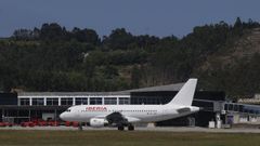 Avi�n en el aeropuerto de Alvedro.