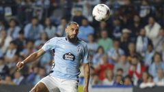 Borja Iglesias remata un bal�n de cabeza durante un partido del Celta en la Europa League.