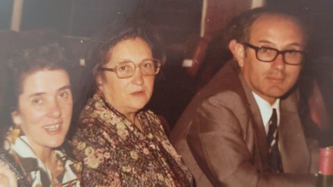 Os irmns Nieves, Carmen e Fernando Seoane, antigos propietarios da mercera La Crislida da Corua, nos anos 80